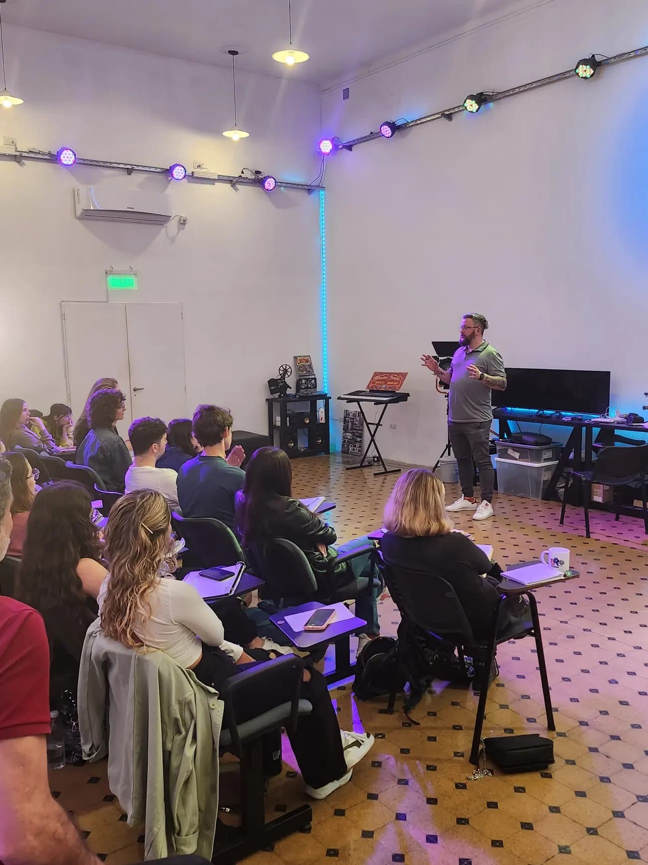 Alumnos siguiendo una devolución en clase