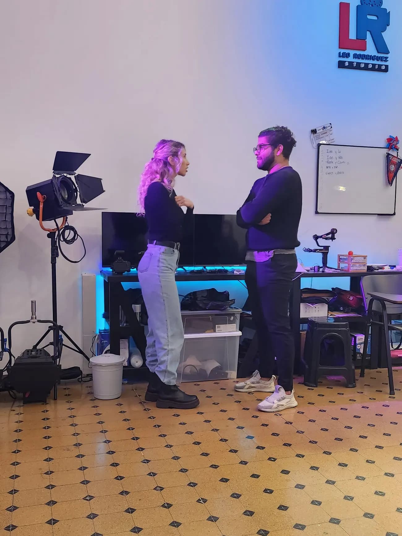Dos alumnos trabajando una escena frente a cámara