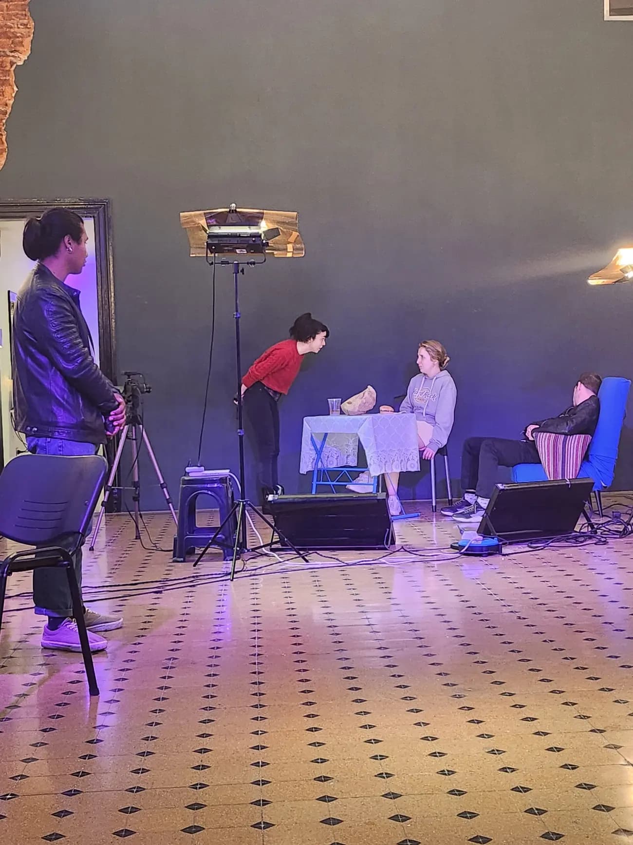 Rodaje de una escena en clase, con luces y cámara montadas