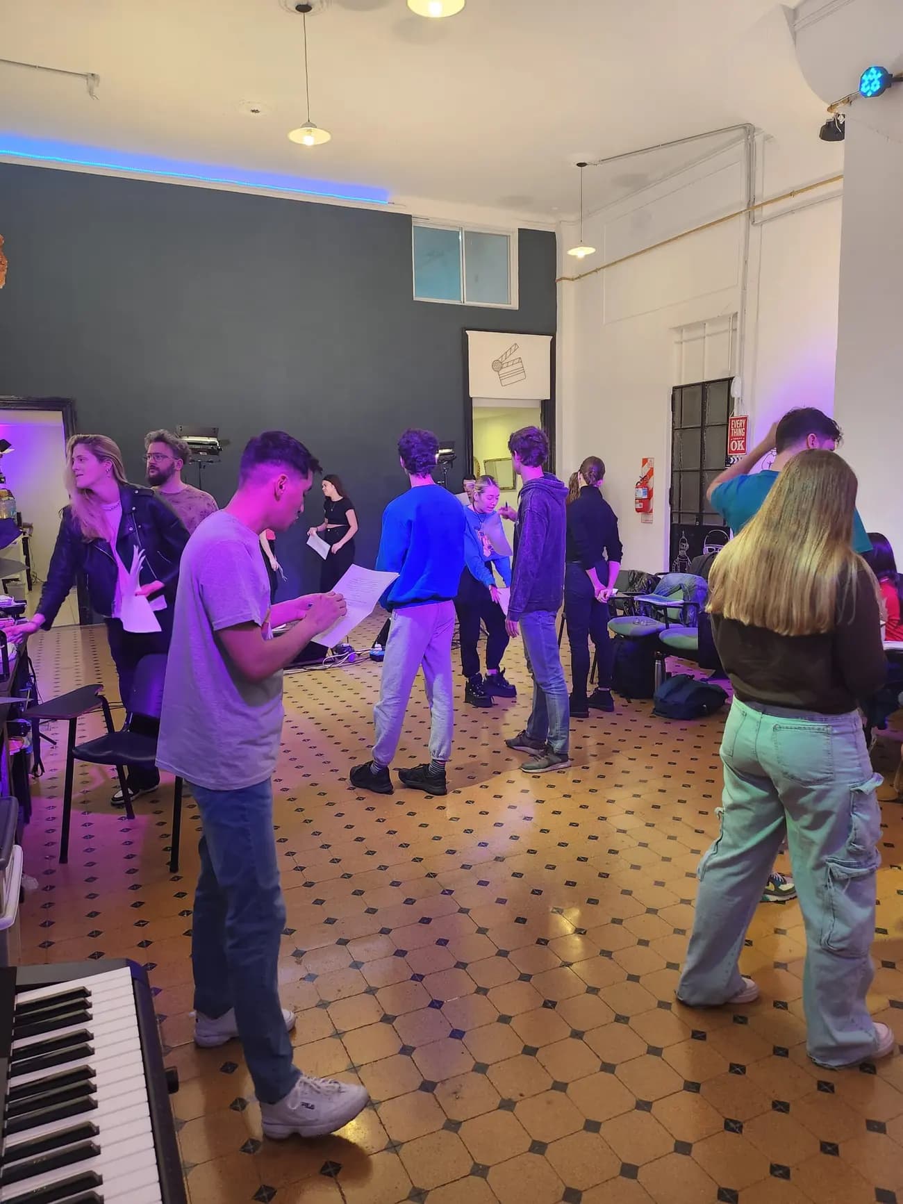 Alumnos con los guiones antes de pasar la escena