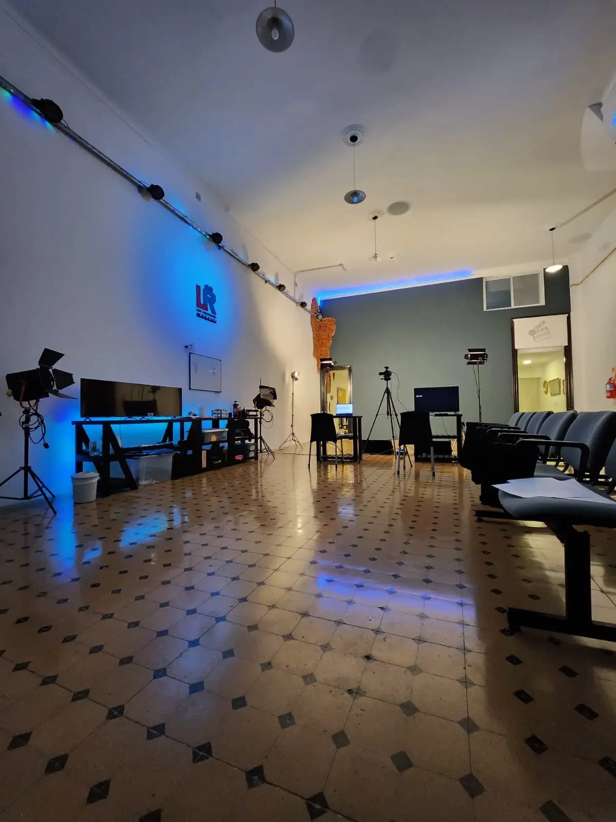 Sala de LR Studio con sillones y set armado