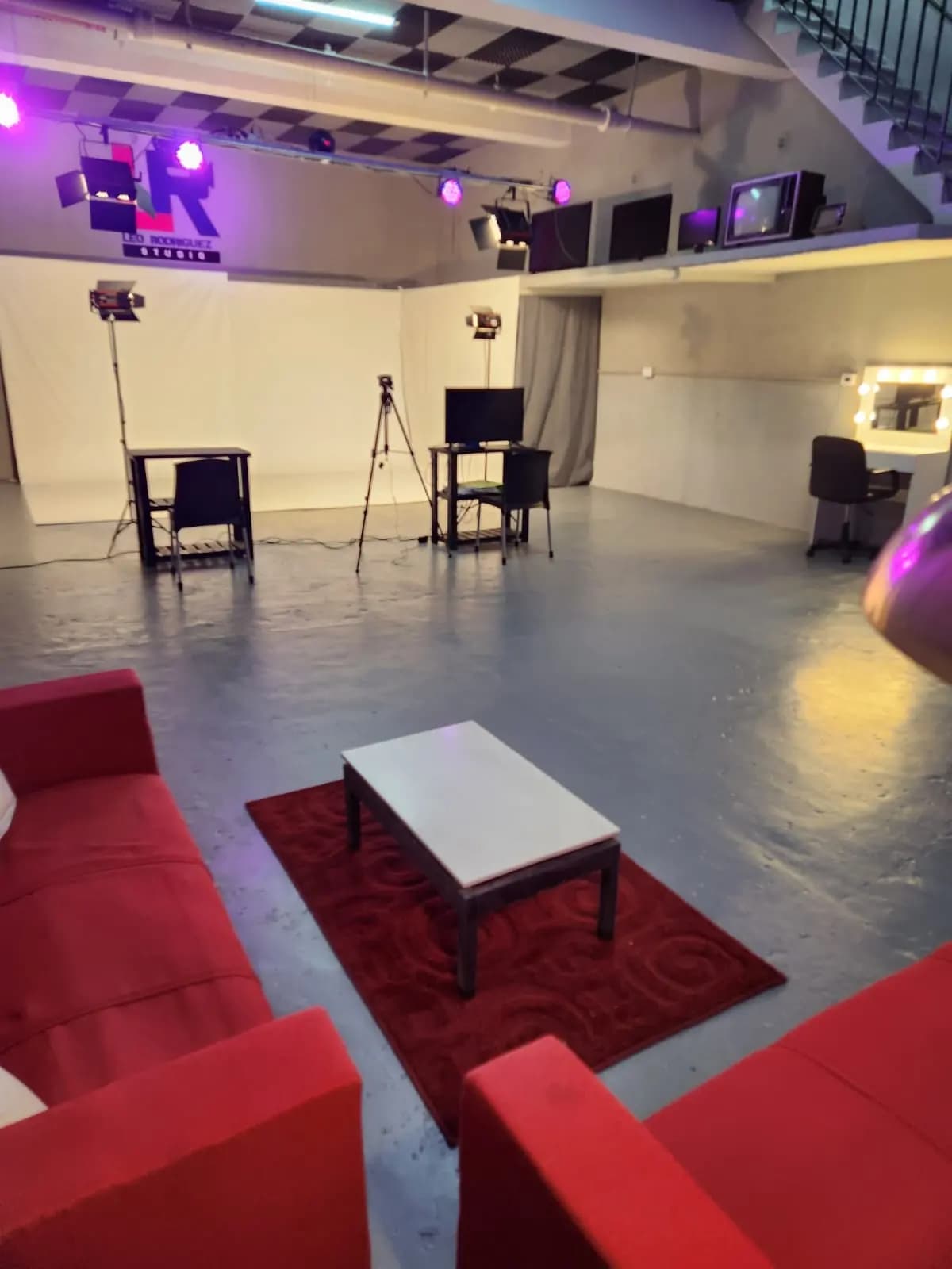 Sala de LR Studio iluminada en azul