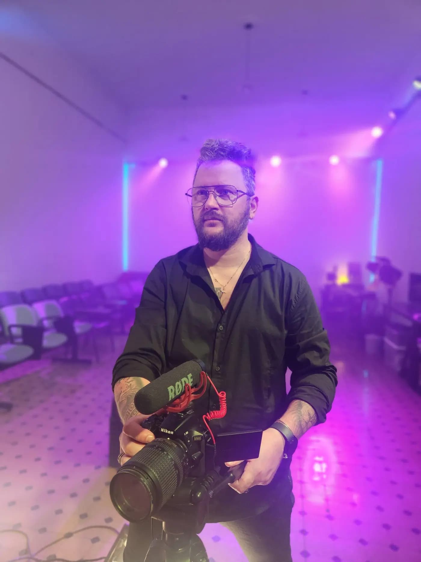 Leo Rodríguez con la cámara de cine en la sala de LR Studio