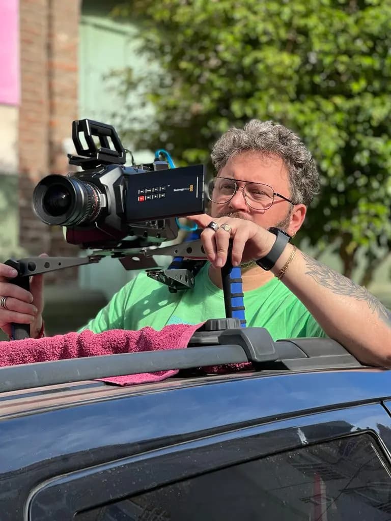 Cámara montada sobre un auto para filmar una escena en movimiento