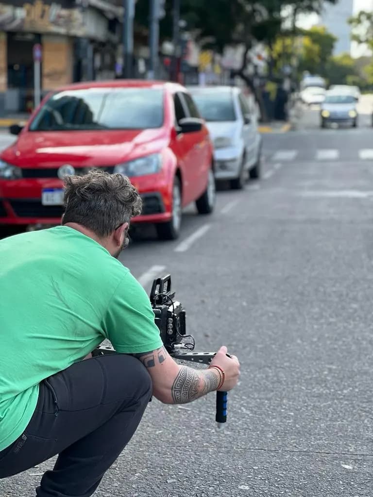 Rodaje en exteriores, cámara al hombro en la calle